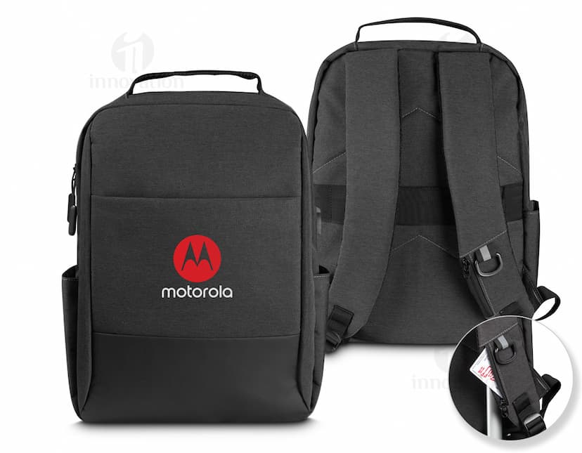 Mochila para notebook preta de couro, moderna e profissional, com compartimentos para câmera e equipamentos fotográficos. Ideal para viagens a negócios ou trabalho no escritório.