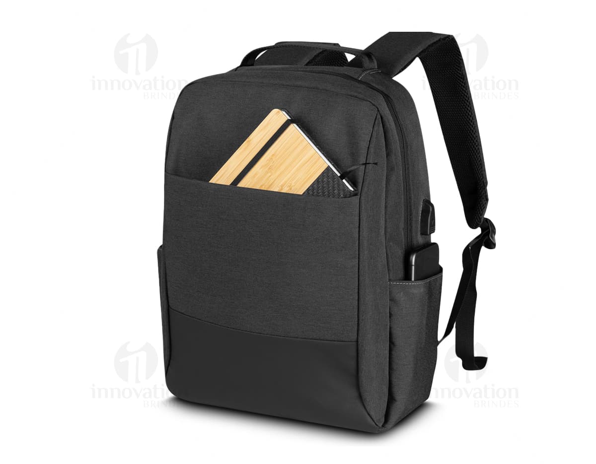 Mochila em couro preto para notebook, com alças de ombro ajustáveis e fecho de zíper. Ideal para viagens de negócios e uso pessoal.