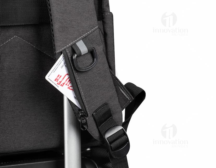 Homem usando uma mochila preta de couro para notebook, mostrando elegância e modernidade.