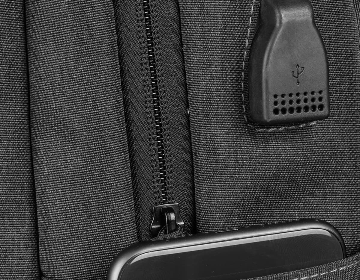 Mochila para notebook preta de couro, com compartimento para laptop, bolso para acessórios, fecho de correr e alça de segurança. Ideal para viagens de negócios e uso diário, com design moderno e elegante.