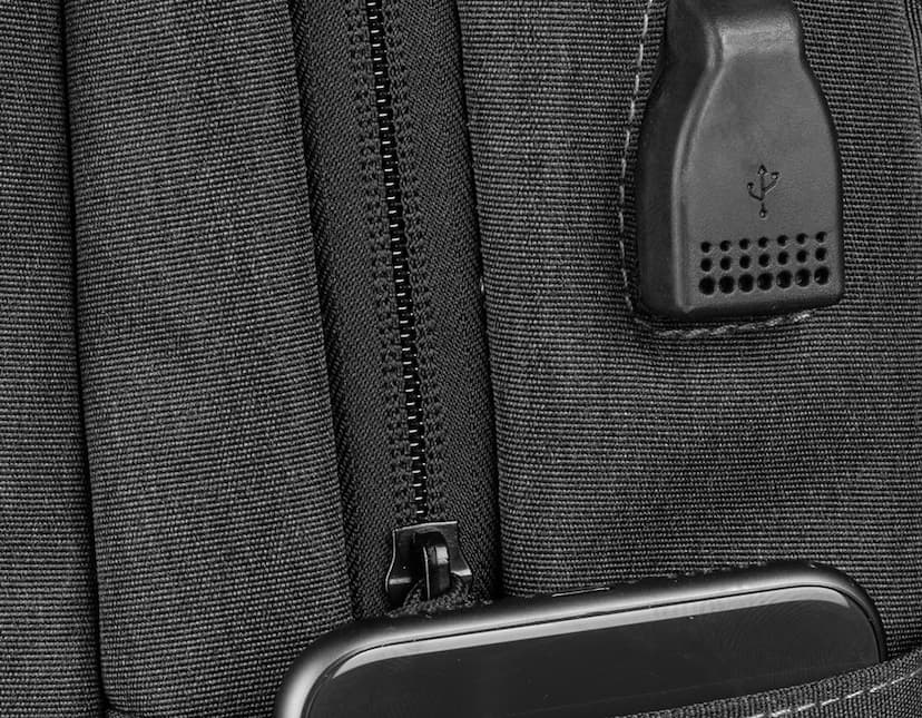 Mochila para notebook preta de couro, com compartimento para laptop, bolso para acessórios, fecho de correr e alça de segurança. Ideal para viagens de negócios e uso diário, com design moderno e elegante.