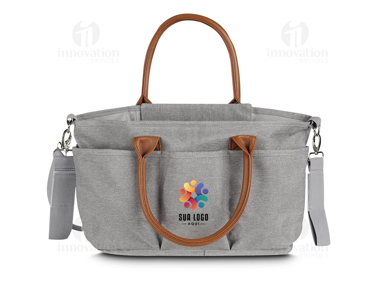 Mochila Multifuncional em couro marrom e preto, com alça e zíper. Design moderno e elegante, ideal para viagens e uso casual.