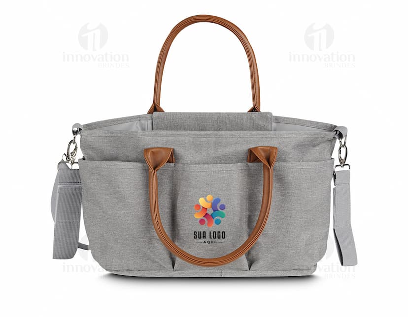 Mochila Multifuncional em couro marrom e preto, com alça e zíper. Design moderno e elegante, ideal para viagens e uso casual.