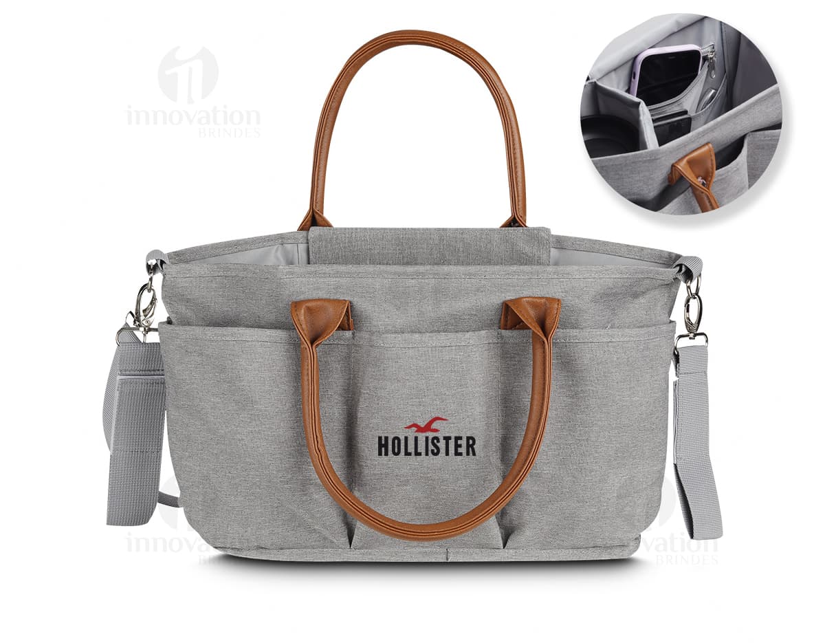 Mochila multifuncional preta de couro com alça, zíper, fivela e detalhes em metal. Moderna, elegante e ideal para viagens e negócios, com compartimentos para armazenar dinheiro, papel, equipamentos e acessórios.