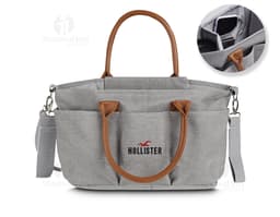 Mochila multifuncional preta de couro com alça, zíper, fivela e detalhes em metal. Moderna, elegante e ideal para viagens e