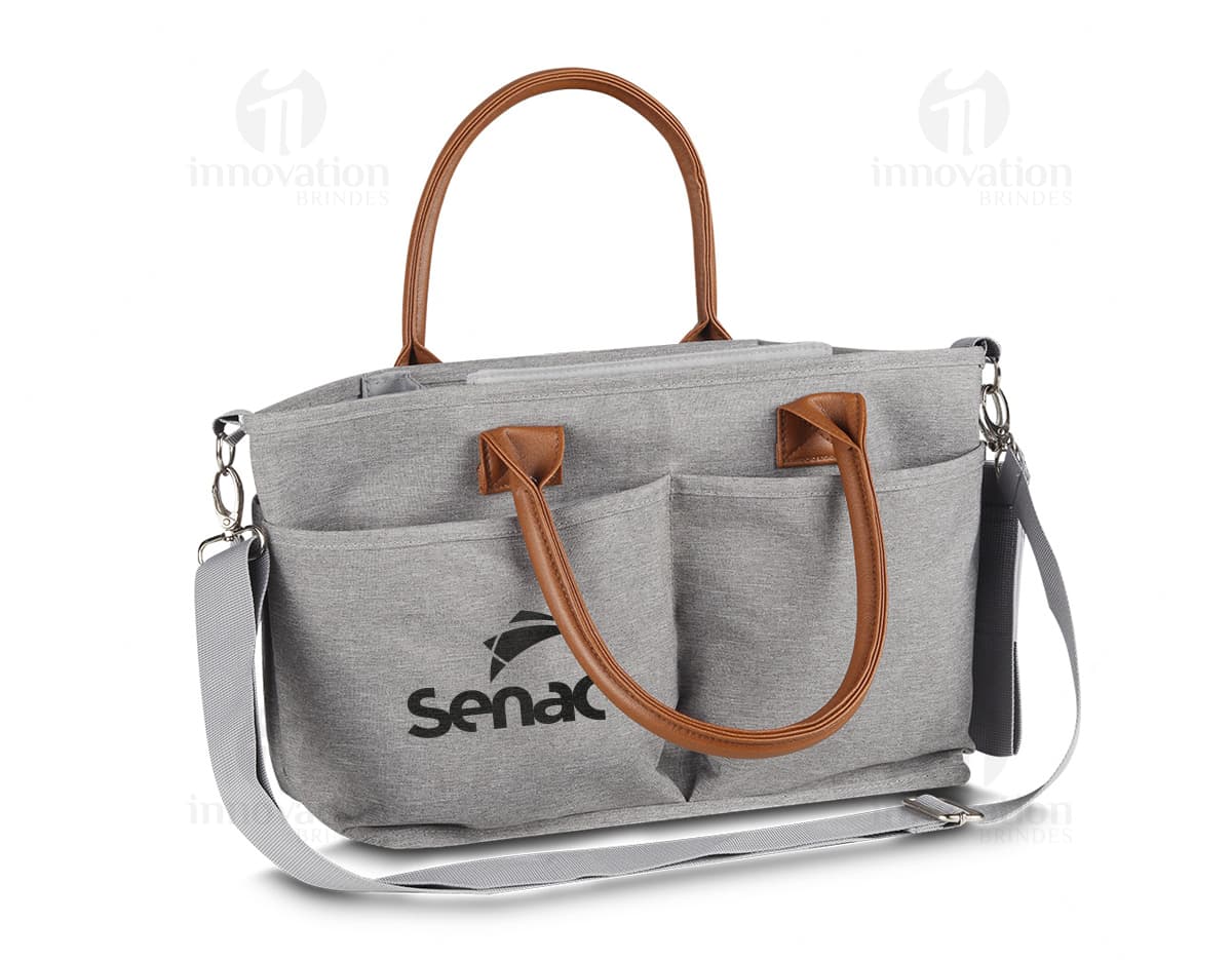Mochila multifuncional de couro marrom com alças e zíper preto. Objeto moderno e elegante para viagens ou compras, com estilo e praticidade.