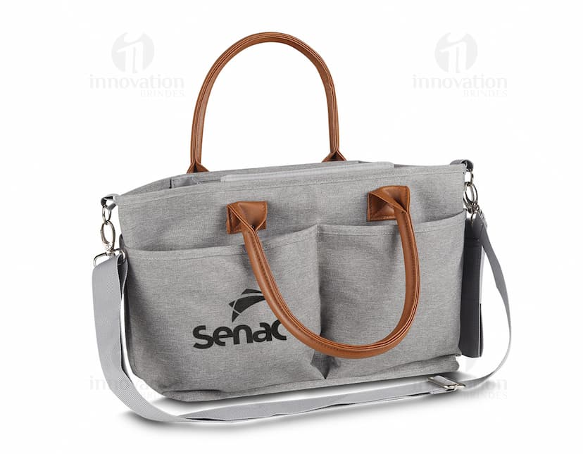 Mochila multifuncional de couro marrom com alças e zíper preto. Objeto moderno e elegante para viagens ou compras, com estilo e praticidade.