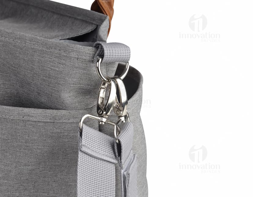 Mochila multifuncional em couro preto e prata, possui fecho de metal com cadeado, alça de mão, compartimento para chaves, bolso para dinheiro e documentos, dispositivo de segurança, design elegante e acessórios de alta qualidade. Ideal para um homem de negócios ou para uso diário.