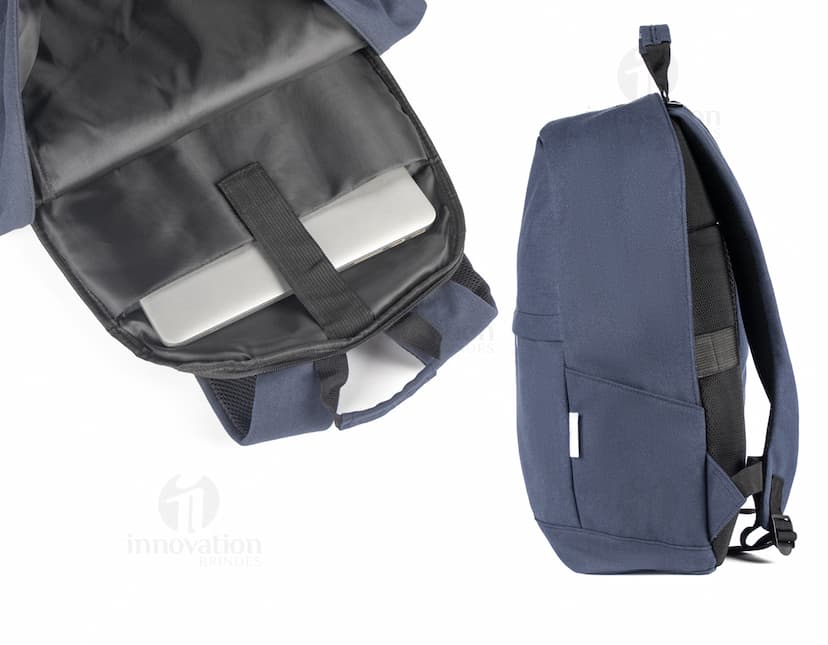 Mochila para Notebook preta em couro moderna e espaçosa, perfeita para viagens de negócios e uso no escritório. Possui alça resistente e compartimentos para guardar equipamentos e documentos.