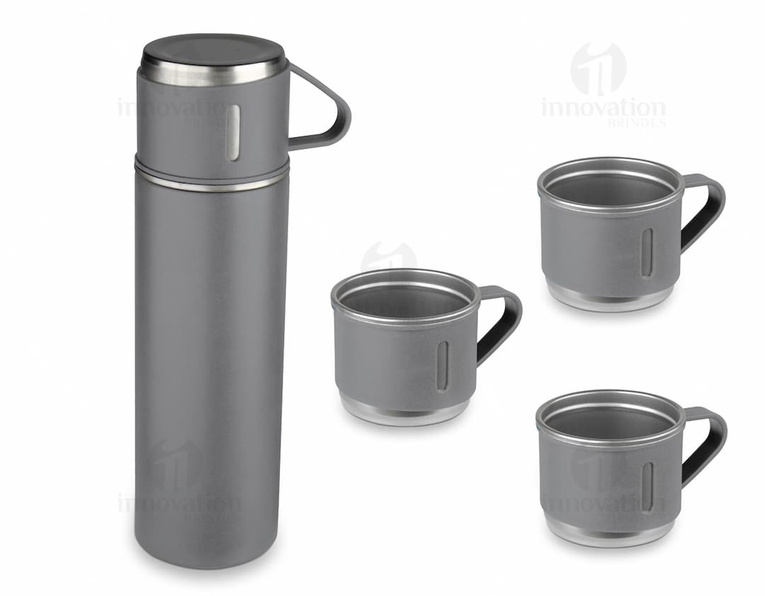 Garrafa térmica em aço inox com 3 copos sobre uma superfície de madeira escura.
