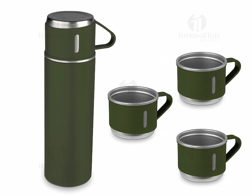 Garrafa térmica em aço inox com 3 copos sobre uma superfície de madeira escura.