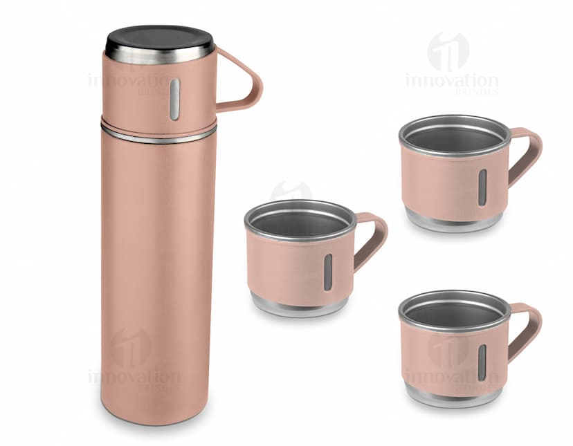 Garrafa térmica em aço inox com 3 copos sobre uma superfície de madeira escura.