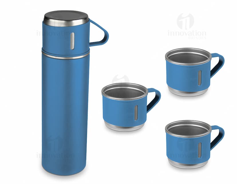 Garrafa térmica em aço inox com 3 copos sobre uma superfície de madeira escura.