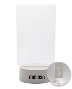 Luminária Led de Mesa em design moderno, com formato de caixa vazia e botão de acionamento. Feita em plástico transparente, possui espaço para armazenamento de mídia digital, com reflexo prateado e teclado brilhante. Ideal para utilização em escritórios e ambientes corporativos.