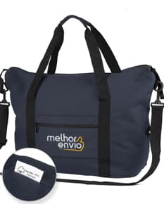 Mala esportiva de couro preto com zíper, alça única e alça de transporte. Moderna e elegante, ideal para viagens e esportes.