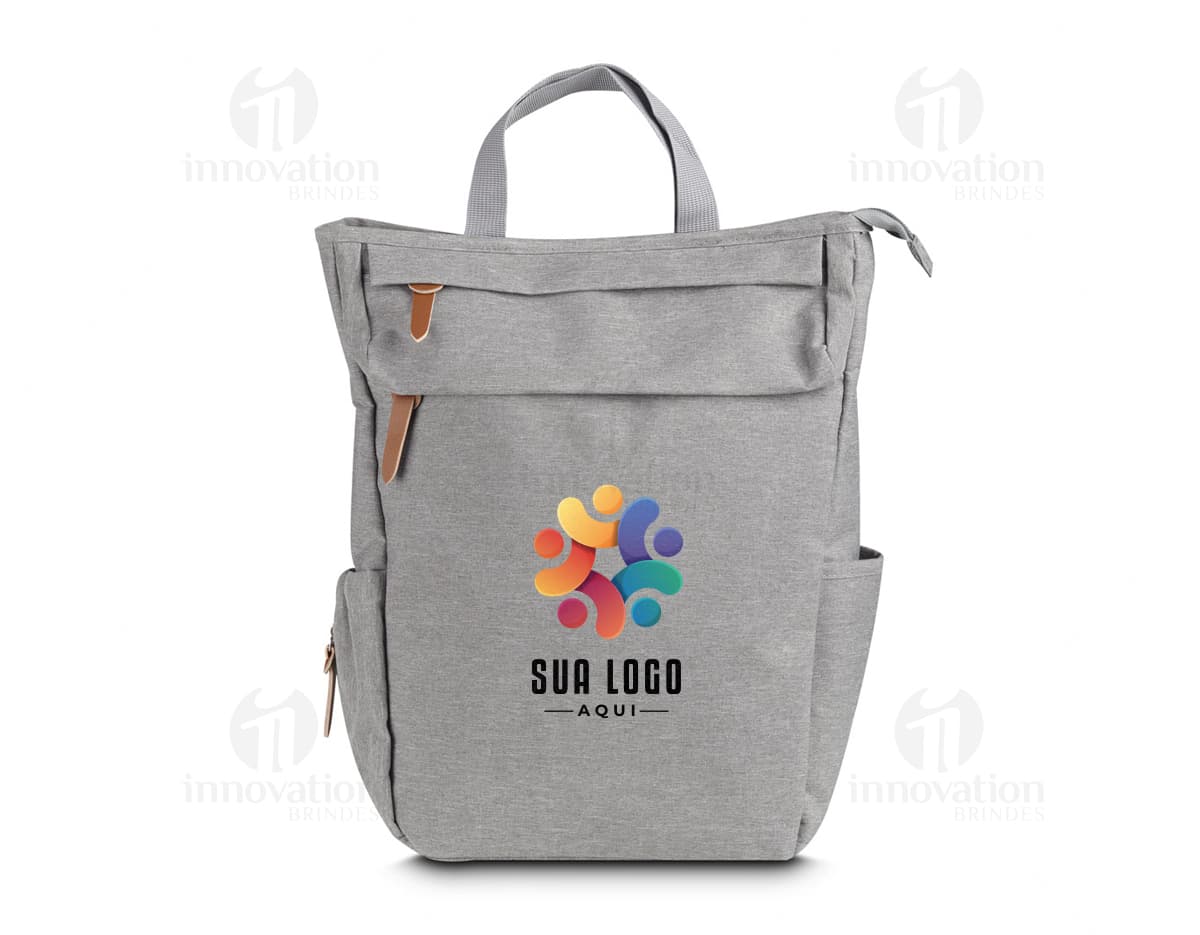 Mochila multifuncional de cor marrom elegante e moderna, feita de couro sintético com alças ajustáveis. Possui bolsos frontais para armazenamento de objetos, ideal para uso diário ou viagens. Ideal para quem procura praticidade e estilo.