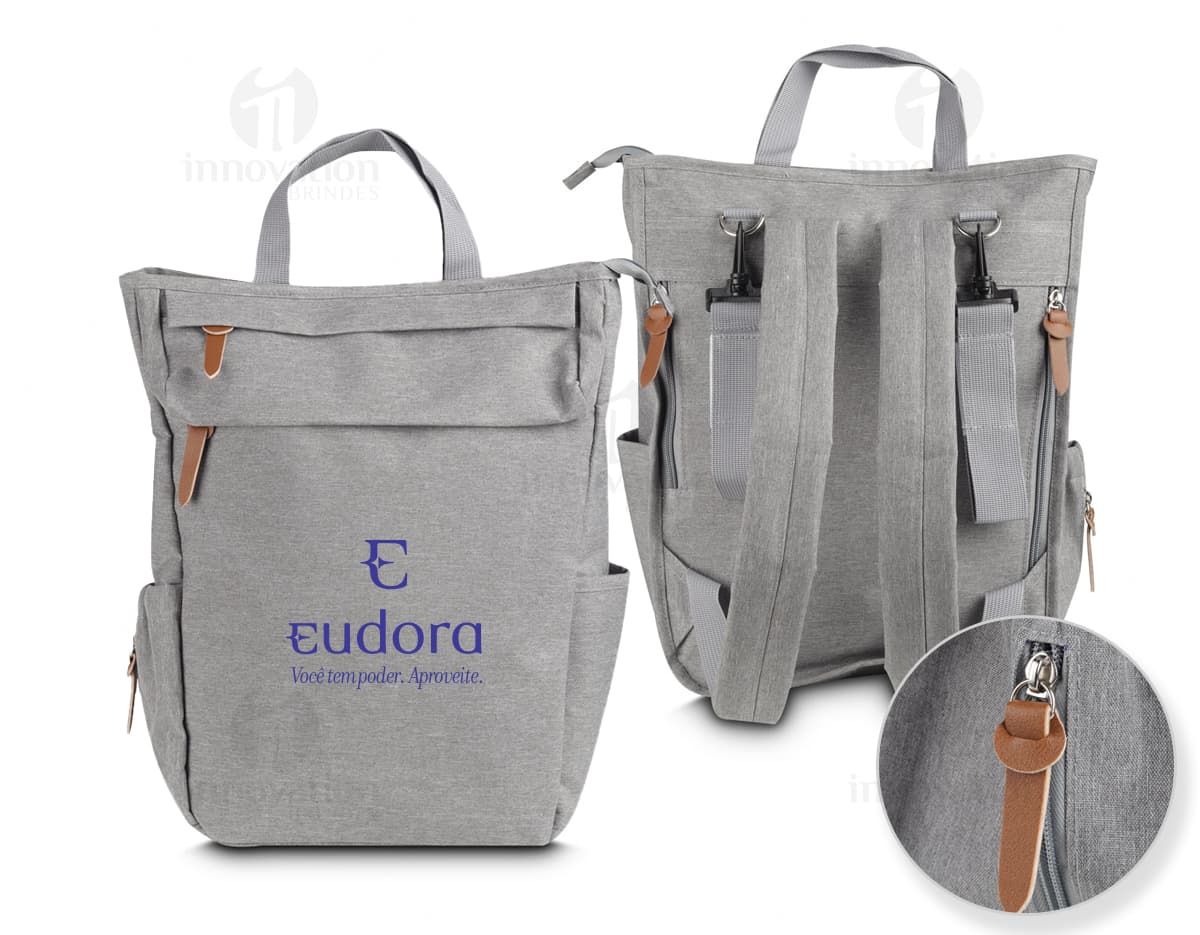 Mochila multifuncional de couro preto com alça, zíper e fivela. Elegante e moderna, perfeita para viagens, compras ou negócios.