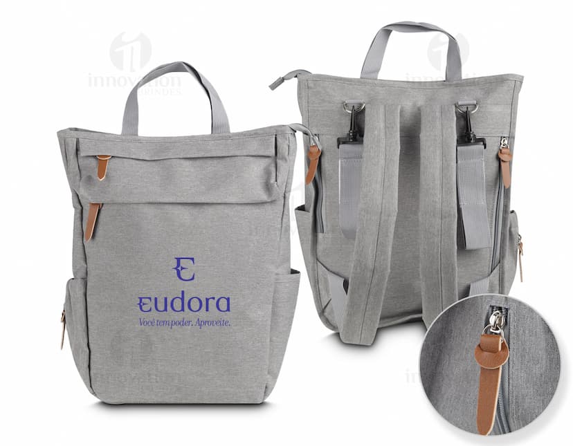 Mochila multifuncional de couro preto com alça, zíper e fivela. Elegante e moderna, perfeita para viagens, compras ou negócios.