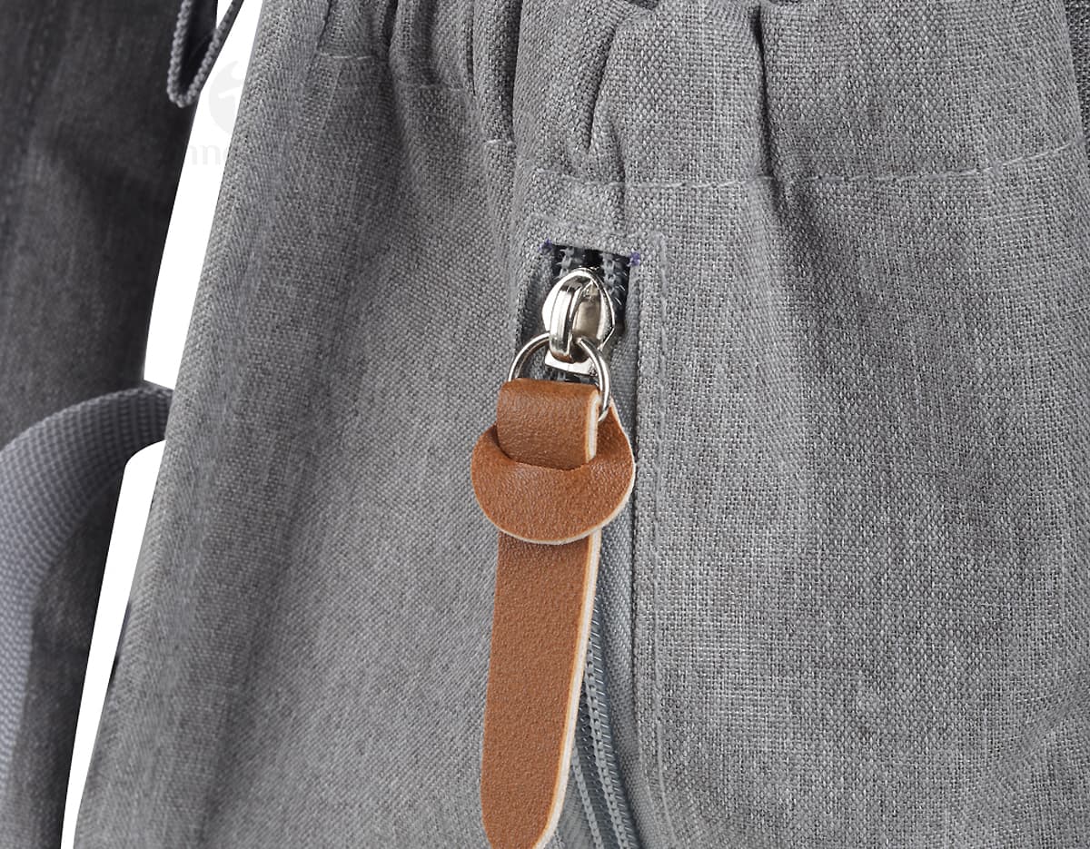 Mochila multifuncional preta de couro com detalhes em denim e fivela de metal. O produto possui diversos compartimentos, ideal para profissionais de negócios e ambientes corporativos.