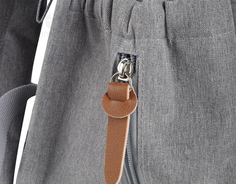 Mochila multifuncional preta de couro com detalhes em denim e fivela de metal. O produto possui diversos compartimentos, ideal para profissionais de negócios e ambientes corporativos.