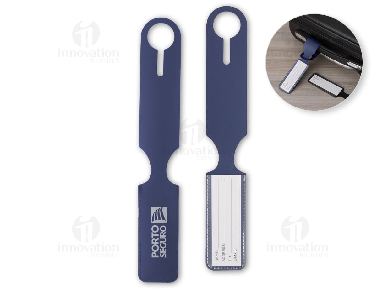 Identificador de bagagem de metal prateado ajustável, com chave, utensilios e ferramentas em uma mesa de restaurante.