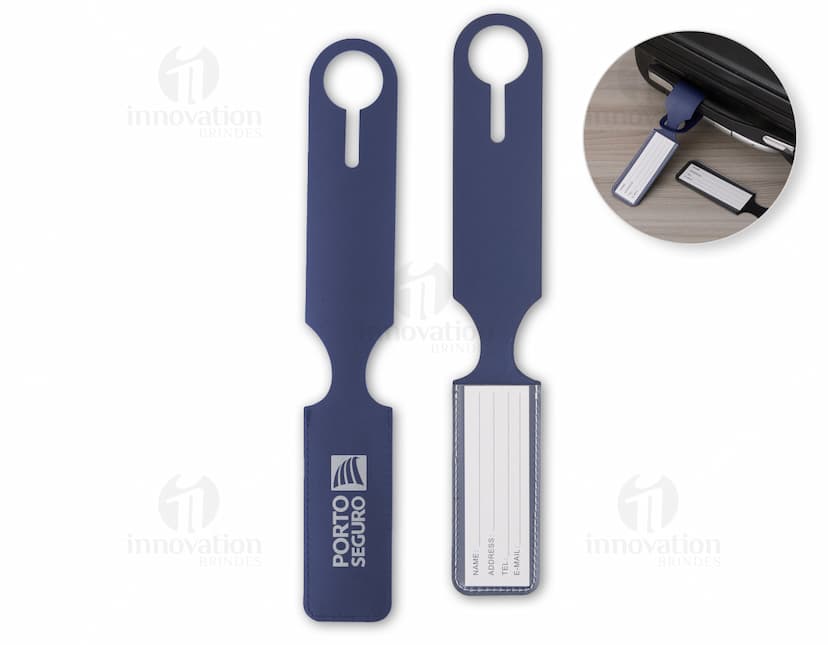 Identificador de bagagem de metal prateado ajustável, com chave, utensilios e ferramentas em uma mesa de restaurante.
