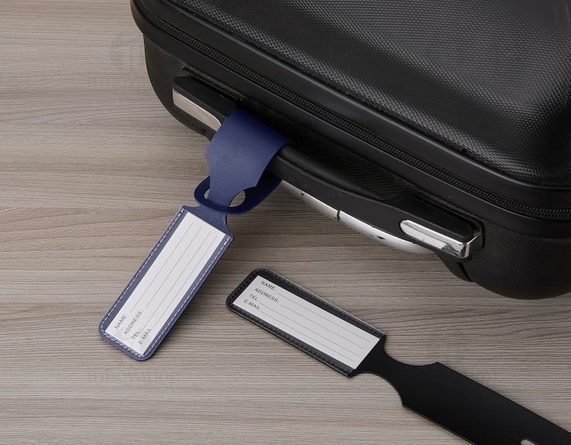 Identificador de bagagem em metal preto, prático e seguro para viagens. Ideal para proteger a bagagem e garantir maior segurança durante o transporte.