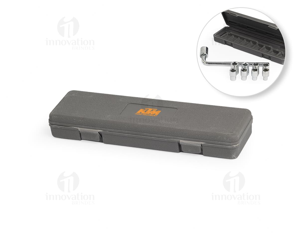 Kit de ferramentas com 10 peças em metal prateado. Ideal para conexões, armazenamento e transferência de dados. O kit inclui diversos acessórios eletrônicos como cabos, adaptadores, dongles e discos de memória. Perfeito para uso em casa, no escritório ou em ambientes móveis.