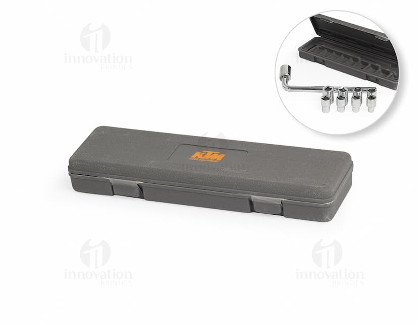 Kit de ferramentas com 10 peças em metal prateado. Ideal para conexões, armazenamento e transferência de dados. O kit inclui diversos acessórios eletrônicos como cabos, adaptadores, dongles e discos de memória. Perfeito para uso em casa, no escritório ou em ambientes móveis.