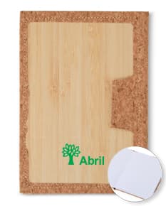 Caderneta em bambu de textura marrom antiga e envelhecida, com design vintage e retro. Feita de papel cartão reciclado e livre de pauta, a caderneta possui um aspecto grunge e vintage, ideal para anotações e decoração. A capa em bambu e as páginas em papel envelhecido conferem um charme especial ao item.