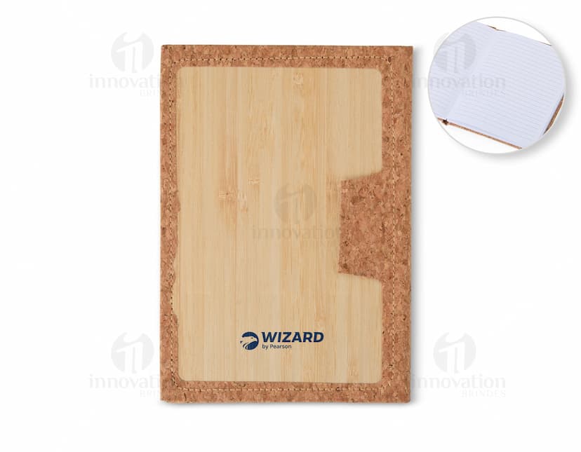 Caderneta em bambu com material isolante, feita de papel, material de construção, em branco e vazia. Possui textura vintage marrom e um design grunge, com aspecto antigo. Ideal para anotações e lembretes, com borda de papelão, estilo retro e artístico.
