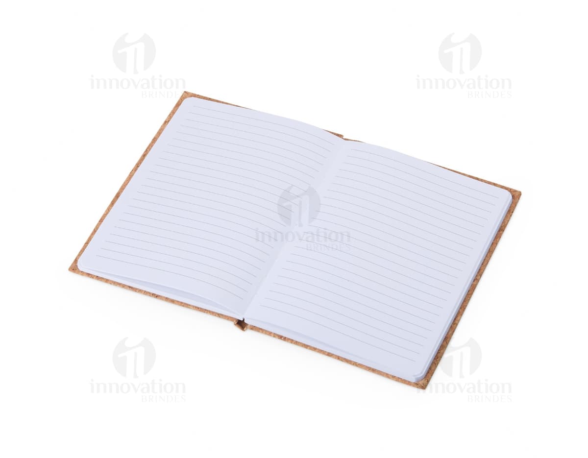 Caderneta em bambu com design 3D, vazia e amarela, ideal para anotar mensagens e lembretes no escritório. A capa é feita de bambu, oferecendo um toque natural ao objeto. Suas páginas listradas e envelhecidas trazem um ar vintage e relembram cadernos antigos. Ideal para uso em escola, trabalho ou em casa.