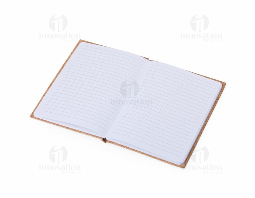 Caderneta em bambu com design 3D, vazia e amarela, ideal para anotar mensagens e lembretes no escritório. A capa é feita de bambu, oferecendo um toque natural ao objeto. Suas páginas listradas e envelhecidas trazem um ar vintage e relembram cadernos antigos. Ideal para uso em escola, trabalho ou em casa.