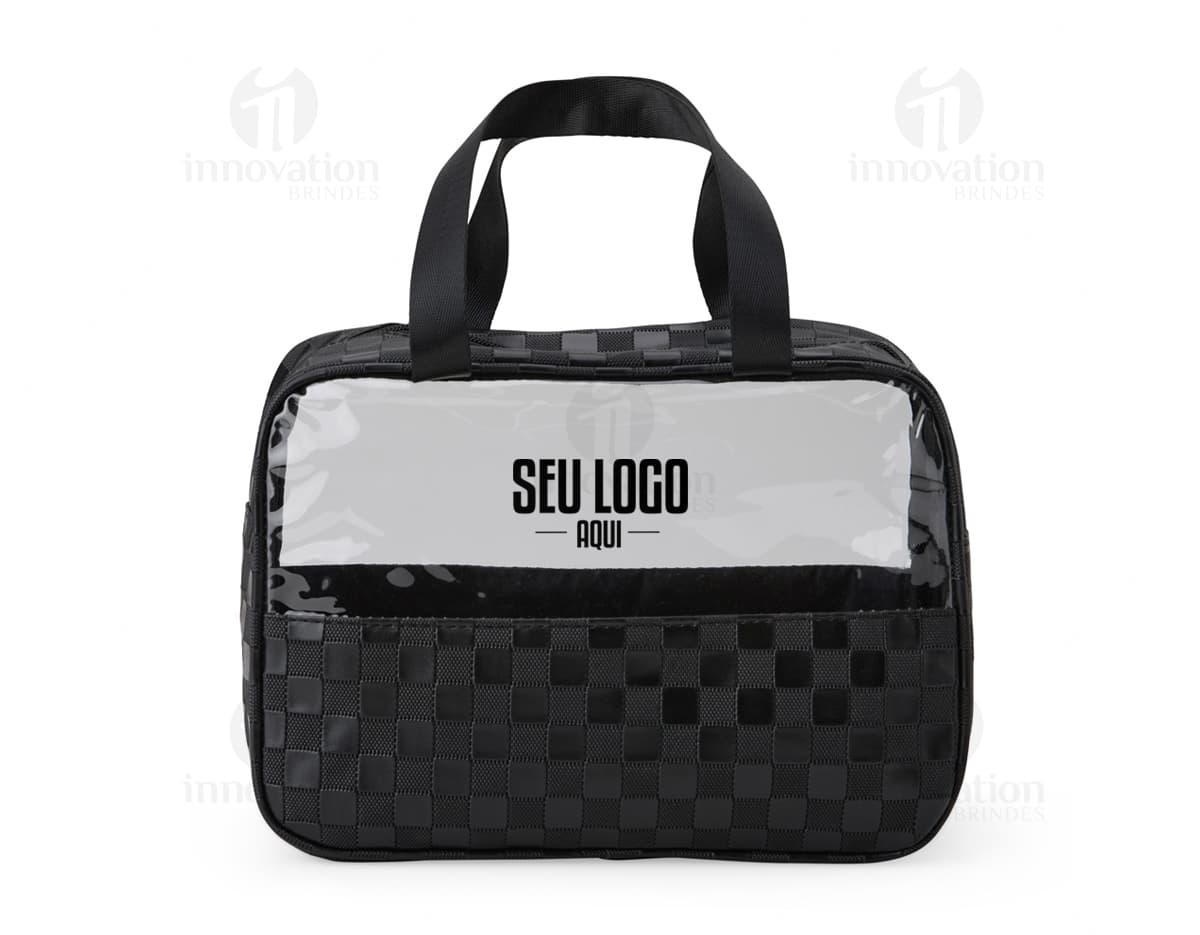 Necessaire PVC Impermeável, feita de plástico resistente e com fecho de zíper para proteger seus pertences de forma segura. Ideal para armazenar maquiagens, acessórios e itens pessoais durante viagens ou no dia a dia. Cor transparente, com alça para facilitar o transporte. Altamente funcional e prática.