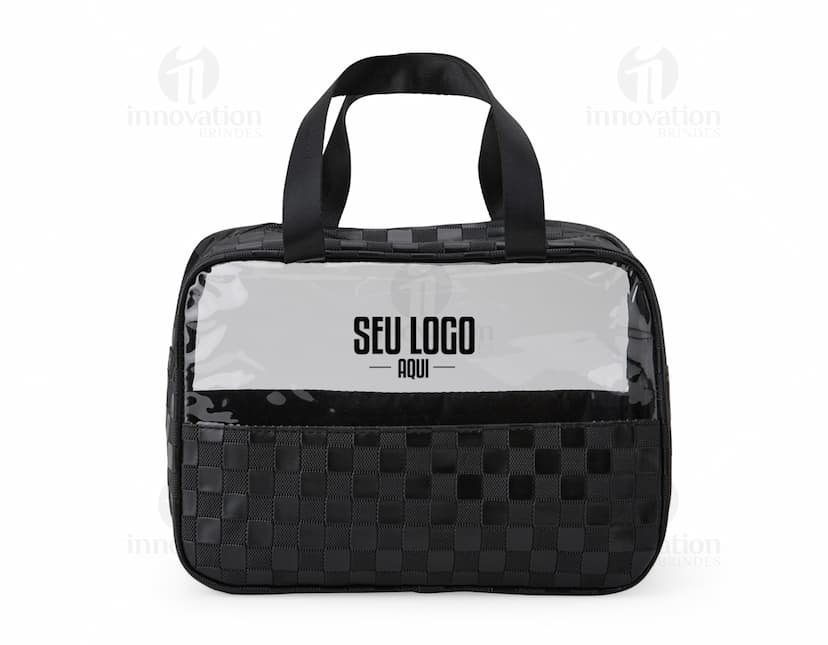 Necessaire PVC Impermeável, feita de plástico resistente e com fecho de zíper para proteger seus pertences de forma segura. Ideal para armazenar maquiagens, acessórios e itens pessoais durante viagens ou no dia a dia. Cor transparente, com alça para facilitar o transporte. Altamente funcional e prática.