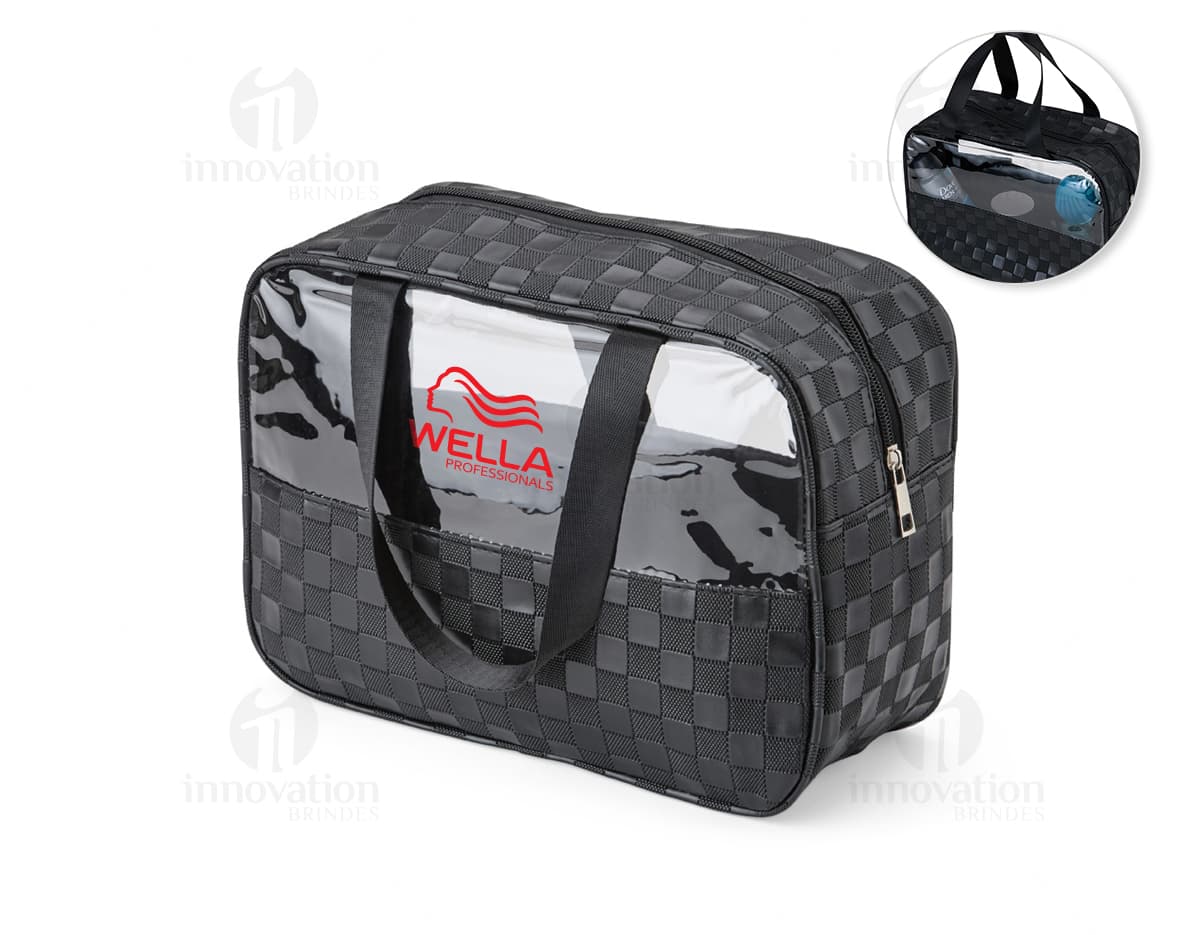 Mala de viagem preta de couro moderna com alça, fecho de zíper e design elegante. Ideal para armazenar cosméticos, produtos de higiene pessoal ou itens de viagem. O material resistente e impermeável protege os itens de dentro.