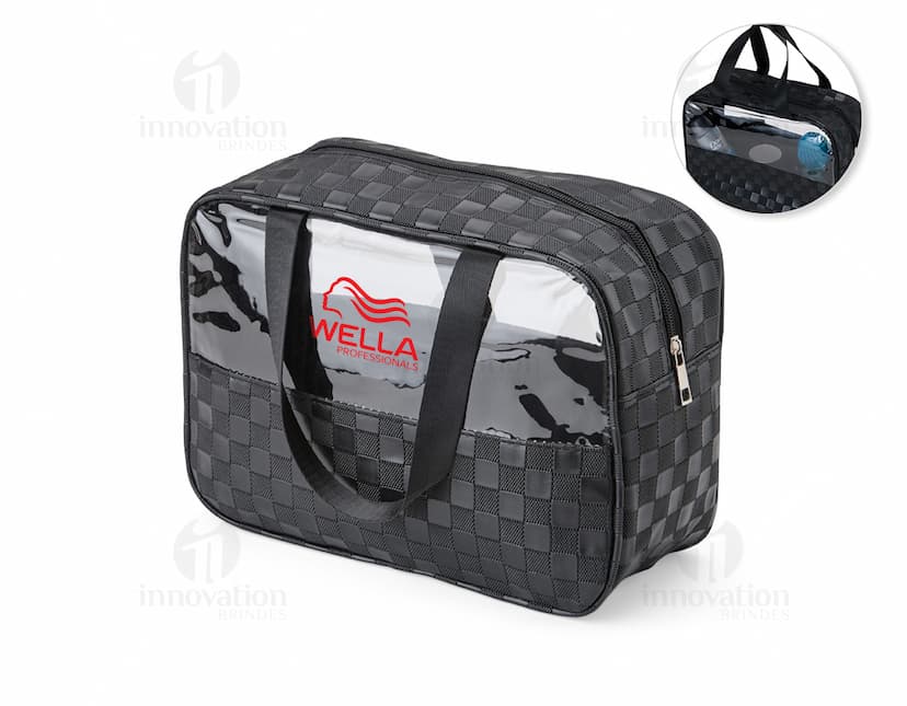 Mala de viagem preta de couro moderna com alça, fecho de zíper e design elegante. Ideal para armazenar cosméticos, produtos de higiene pessoal ou itens de viagem. O material resistente e impermeável protege os itens de dentro.