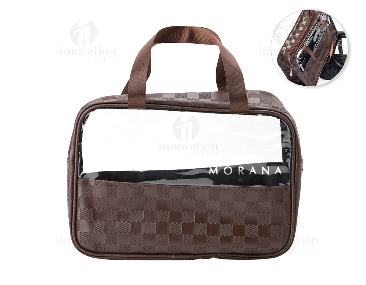 Necessaire PVC Impermeável preta e marrom, com fecho de zíper, alça de mão e design moderno. Objeto elegante e seguro para guardar acessórios pessoais durante viagens e compras. Fabricado em couro sintético resistente, ideal para armazenar dinheiro, documentos e itens de higiene.