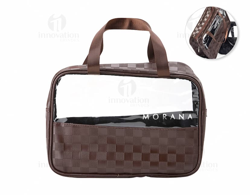 Necessaire PVC Impermeável preta e marrom, com fecho de zíper, alça de mão e design moderno. Objeto elegante e seguro para guardar acessórios pessoais durante viagens e compras. Fabricado em couro sintético resistente, ideal para armazenar dinheiro, documentos e itens de higiene.
