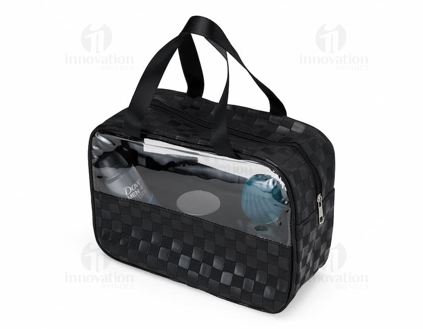 Necessaire PVC Impermeável preta e marrom, com alça de mão e zíper metálico. Design moderno e elegante, ideal para guardar acessórios de forma organizada e segura. Produto feminino, adequado para o uso no escritório, loja, estúdio ou em viagens.