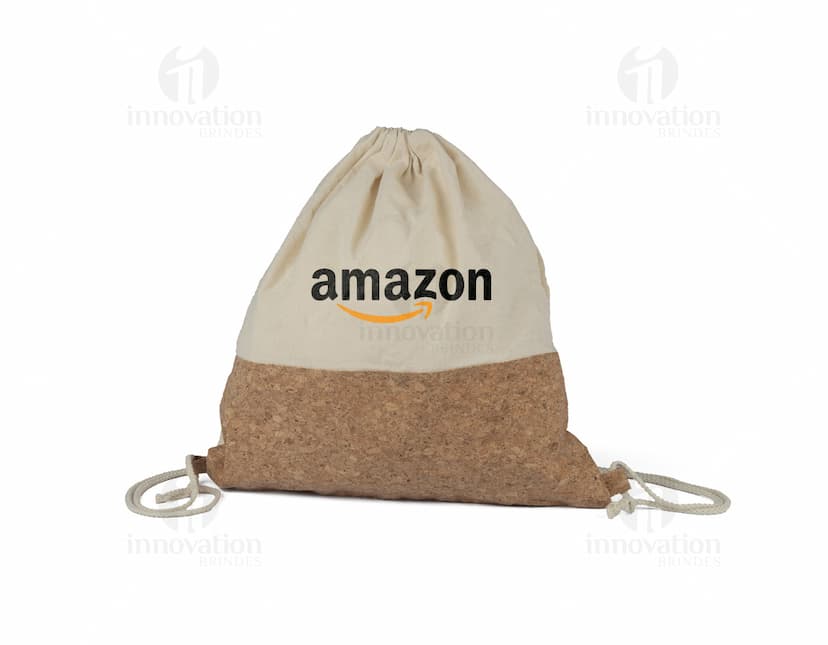 Sacola/mochila de algodão marrom, com zíper preto e fecho em corda. Feita de tecido de algodão de alta qualidade, trazendo elegância e modernidade ao seu estilo. Ideal para compras, viagens ou uso diário.
