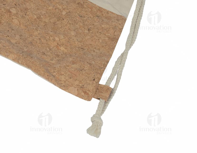 Sacola/Mochila de Algodão em madeira antiga, com design vintage e textura em marrom. A sacola está vazia, apoiada em um suporte de metal.