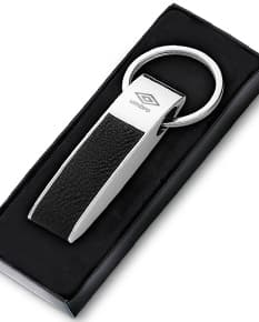 Chaveiro preto de metal e couro com drive de memória USB, chave, pen drive, pendrive, chaveiro com tecnologia digital, device eletrônico, gadget moderno com compartimento para armazenamento de dados, acessório prático e elegante para uso diário.