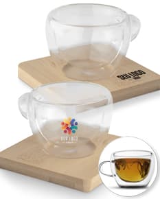 Dois copos de parede dupla, cada um com capacidade de 60ml, feitos de bambu.
