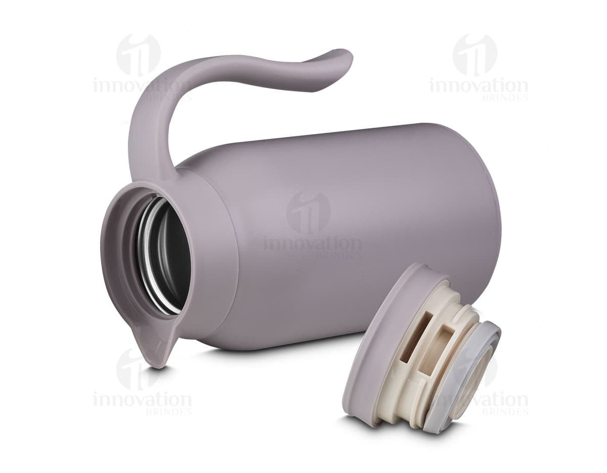 Garrafa Térmica de 950ml em plástico preto, moderna e durável. A imagem mostra o produto em destaque, com detalhes do plug para conexão, design conectado à energia elétrica. Ideal para conservar a temperatura de líquidos, como café ou chá.