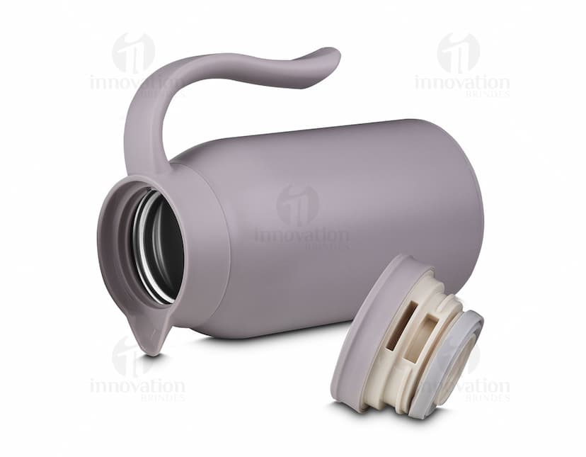 Garrafa Térmica de 950ml em plástico preto, moderna e durável. A imagem mostra o produto em destaque, com detalhes do plug para conexão, design conectado à energia elétrica. Ideal para conservar a temperatura de líquidos, como café ou chá.