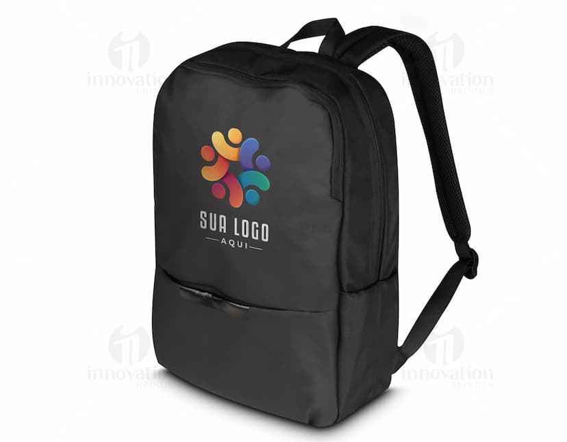 Mochila para notebook preta de couro, moderna e elegante, com zipper, alça e vários compartimentos para armazenamento de equipamentos. Ideal para viagens de negócios ou lazer.