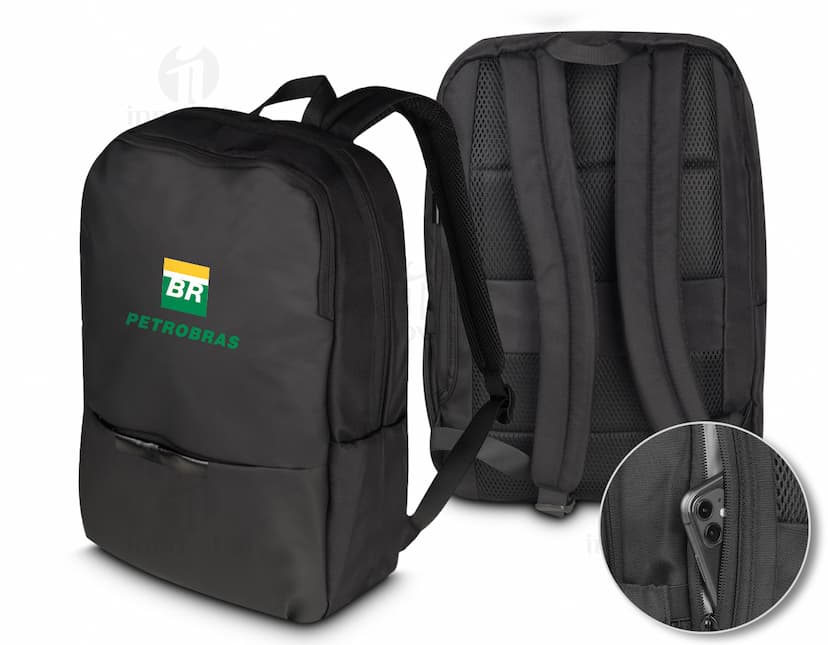 Mochila de couro preta para notebook e acessórios de viagem, com alça e zipper. Estilo moderno e elegante, ideal para viagens de negócios ou lazer. Feita em nylon marrom resistente, possui bolsos e compartimentos para guardar documentos, dinheiro e outros objetos pessoais.
