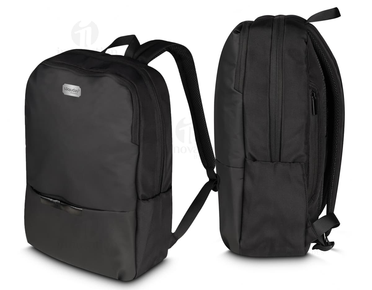 Mochila para notebook preta em couro e nylon, com alça e zíper. Ideal para viagens e negócios, possui estilo moderno e elegante, com bolsos e compartimentos para armazenamento.