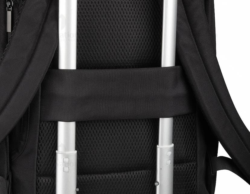 Mochila para notebook preta, moderna e elegante, sendo segurada por um homem de negócios em um escritório. O homem está sentado em uma cadeira de escritório com apoio para braços, ao lado de uma mulher com uma mochila e um laptop. Ambos vestem roupas corporativas. A imagem mostra detalhes como o dispositivo eletrônico na mochila e a moderna arquitetura do interior do escritório.